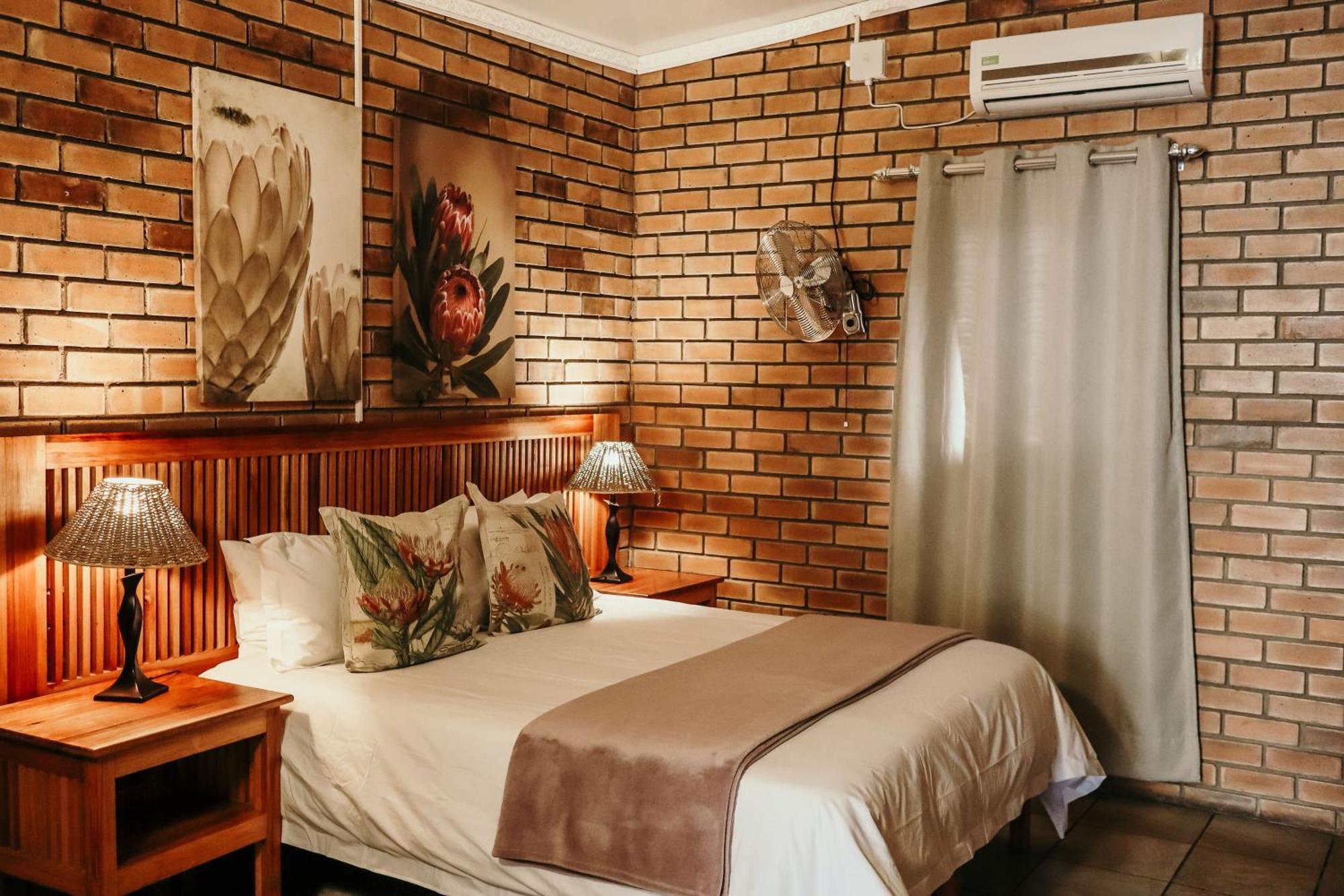 A Traveller's Palm Hotel Phalaborwa Kültér fotó